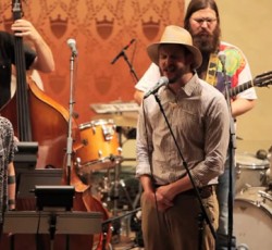 Justin Vernon (Bon Iver) και Sharon Van Etten μαζί επί σκηνής (video) 