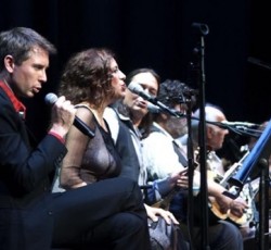 Δείτε τον Alex Kapranos να τραγουδάει Μάρκο Βαμβακάρη (video) 