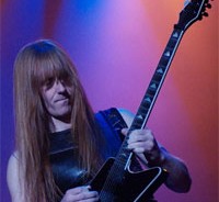O κιθαρίστας των Manowar σε διαδικτυακά μαθήματα κιθάρας