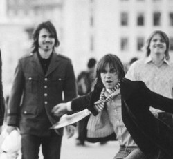 Serge Pizzorno: «Σταμάτησα τα ναρκωτικά γιατί ήθελα ο κόσμος να θυμάται τη μουσική των Kasabian» 