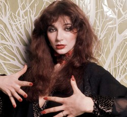 Η Kate Bush ζητάει αποχή από κινητά και tablet, 35 χρόνια μετά τις τελευταίες live εμφανίσεις της 