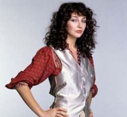Η Kate Bush γράφει ιστορία στα βρετανικά chart 