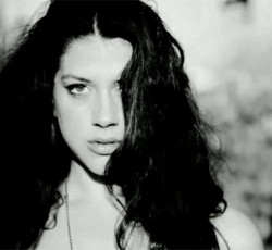 Ακούστε τη διασκευή του "Do I Wanna Know?" των Arctic Monkeys από την Κατερίνα Ντούσκα 