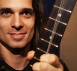 Video από το DVD του Kiko Loureiro (Angra) με τον Virgil Donati στα τύμπανα 