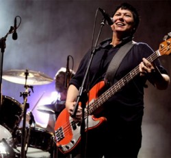 Παρελθόν από τους Pixies η Kim Deal 