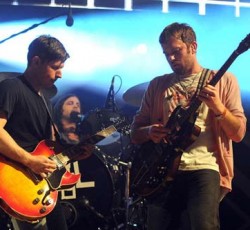 Οι Kings Of Leon προτρέπουν τους οπαδούς τους να ξεγυμνωθούν στις συναυλίες τους 