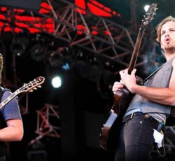 Οι οπαδοί γδύνονται μπροστά στους Kings Of Leon στο Isle Of Wight Festival 