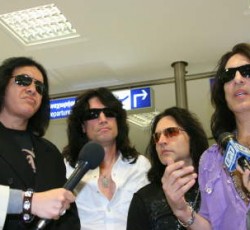 Πλησιάζει η συναυλία των Kiss στο Terra Vibe. Ήδη στην Αθήνα το συγκρότημα 