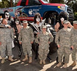 Οι Kiss και οι Def Leppard προσλαμβάνουν βετεράνους στρατιωτικούς για roadies