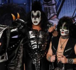 Δείτε σε multi-camera λήψη τους Kiss να παίζουν το νέο τους single