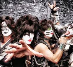 Επετειακό box set και επανακυκλοφορίες για τους Kiss / Βγαίνουν σε περιοδεία με τους Def Leppard