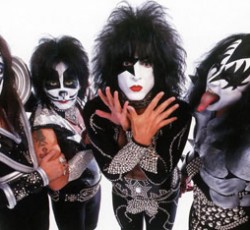 Ο Gene Simmons πουλάει το μπάσο του