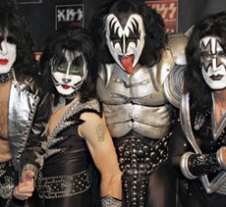 Οι KISS ζωντανά μέσα από το Facebook 