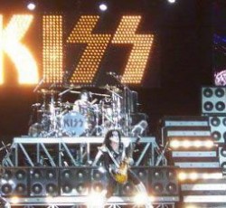 Οι Kiss είναι οι πρωτοπόροι των συναυλιακών show, σύμφωνα με τον Gene Simmons
