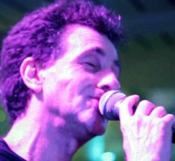 Ο Κώστας Μπίγαλης διασκευάζει το "Running Free" των Iron Maiden