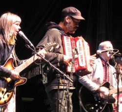 Ο Krist Novoselic των Nirvana διασκευάζει Lorde σε ακορντεόν 