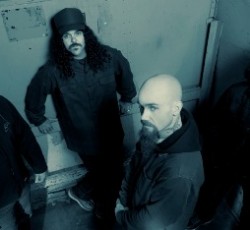 Οι Homme και Reeder μηνύουν τα μέλη των Kyuss Lives! 