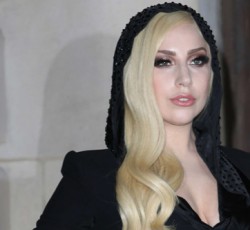 Η Lady Gaga «χρησιμοποιεί» τους Metallica αλλά τελικά «ξεσκεπάζεται» 