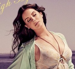 H Lana Del Rey θέλει να «φτιαχτεί στην παραλία»