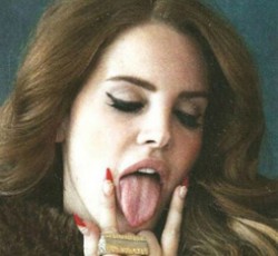 Η Lana Del Rey δίνει τη δική της εκδοχή στο "Heart-Shaped Box" των Nirvana