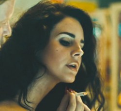 Η Lana Del Rey κάνει σεξ πάνω σε φλιπεράκι στο νέο video clip της