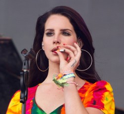 Δύο νέα τραγούδια της Lana Del Rey σε ταινία του Tim Burton