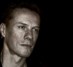 Συμπρωταγωνιστής του Donald Sutherland στη μεγάλη οθόνη ο Larry Mullen Jr των U2 