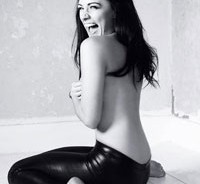 Η ημίγυμνη φωτογράφηση της Lauren Harris 