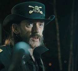 Ενα ποτήρι γάλα για τον Lemmy! 