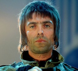 Ο Liam Gallagher λέει «fuck you» στους οπαδούς των Oasis που μποϋκοτάρουν τους Beady Eye 
