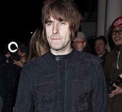 Liam Gallagher: «Θα προτιμούσα να πυροβοληθώ στους όρχεις παρά να ακολουθήσω τη συμβουλή του Robbie Williams» 