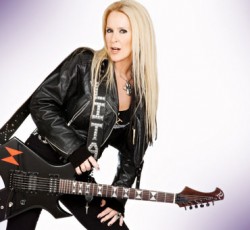Η Lita Ford ηχογράφησε χριστουγεννιάτικο τραγούδι με την Cherie Currie από τις Runaways 
