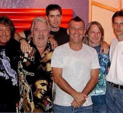 Σε τρία formats η νέα δουλειά των Living Loud 