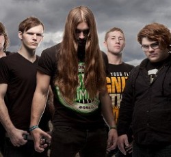 Τραγουδιστής χριστιανικής metalcore μπάντας κατηγορείται ότι «έριχνε στο κρεβάτι» ανήλικες fan 