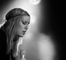 Η Lykke Li σε διάλειμμα-ακυρώνει προγραμματισμένες εμφανίσεις σε φεστιβάλ 