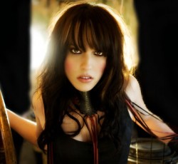 Τη δική της σειρά ρούχων / αξεσουάρ λάνσαρε η Lzzy Hale των Halestorm 