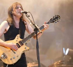Θα πρέπει να συνεχίσουν χωρίς τον Malcolm Young οι AC/DC; 