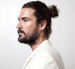 Πανεπιστήμιο στις ΗΠΑ είπε όχι στην κοτσίδα στα αγόρια! 