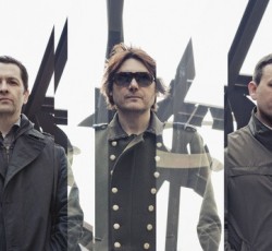 Δείτε τους Manic Street Preachers να «παλεύουν» με ένα μπάσο (video) 
