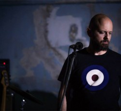 Ο Μάνος Λυδάκης διασκευάζει την "Νύφη Που Φορούσε Μαύρα" 