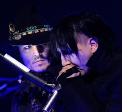Marilyn Manson και Johnny Depp ροκάρουν στη σκηνή! 