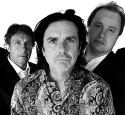 Ο Αη-Βασίλης παίζει drums μαζί με τους Marillion 