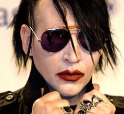 Κατέρρευσε επί σκηνής ο Marilyn Manson 