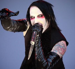 Δείτε τον Marilyn Manson αγνώριστο, στην εμφάνισή του σε αμερικάνικη τηλεοπτική σειρά 