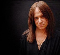 Ο Riot αρνούνται τους ισχυρισμούς ότι προσπαθούν να βγάλουν χρήματα από τον θάνατο του Mark Reale 