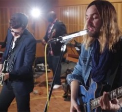 Mark Ronson, Kevin Parker (Tame Impala) στο "I Sat By The Ocean" των Queens Of The Stone Age 