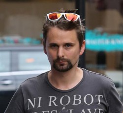 Matt Bellamy (Muse): «Η χρεοκοπία του πατέρα μου με ώθησε να γίνω επιτυχημένος» 