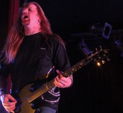 Χέρι βοήθειας από τον μπασίστα των Fear Factory στην περιοδεία των Lamb Of God 