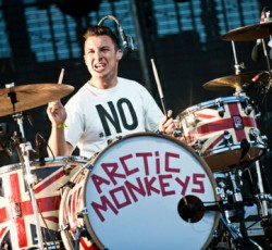 Ο drummer των Arctic Monkeys έδωσε γροθιά σε τοίχο ενώ ήταν μεθυσμένος κι έσπασε το χέρι του 