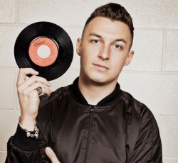 Matt Helders (Arctic Monkeys): «Είναι καλό που ο κόσμος έχει στρέψει το βλέμμα του μακριά από τις κιθάρες» 